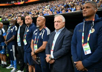 Dick Advocaat (dua dari kanan) ketika nyanyian lagu kebangsaan Jerman dan Curacao dimainkan di Stadium Houston, semalam. - AFP