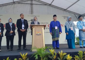 ADHAM ketika hadir proses penamaan calon DUN Pasir Raja di Dewan Arena Segitiga hari ini