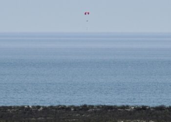 GAMBAR fail sebuah dron pengawasan mendarat menggunakan payung terjun di kawasan pesisir Laut Hitam di Lapang Sasar Capu Midia, Romania. - AFP.