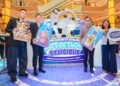 Steven Sim Chee Keong (dua kanan) bersama Bryan Loo (kiri) dan Veronika Utami (kanan) selepas Majlis Pelancaran Minuman Teh Sedia Diminum (RTD) antara Tealive dan Dutch Lady di Sunway Pyramid.