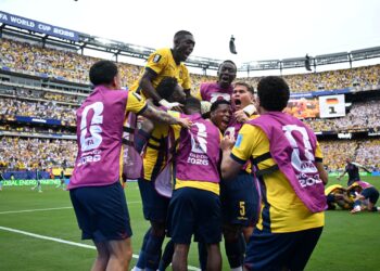 PEMAIN-Pemain Ecuador meraikan kejayaan menewaskan Jerman dna layak ke pusingan kalah mati di Stadium New York New Jersey, hari ini.-AFP