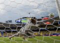 PENJAGA Gol Curacao ,Eloy Room menepis rembatan pemain Ecuador di Stadium Kansas City.-AFP