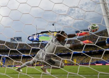 PENJAGA Gol Curacao ,Eloy Room menepis rembatan pemain Ecuador di Stadium Kansas City.-AFP