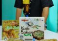 ASRUL Effendi Abdul Aziz bersama produk keluarannya.