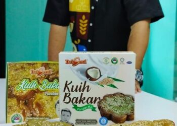 ASRUL Effendi Abdul Aziz bersama produk keluarannya.