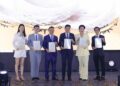TAN Teh Jie (dua dari kiri) selepas Majlis Pelancaran Prospektus Enest Group Berhad di EQ Kuala Lumpur.