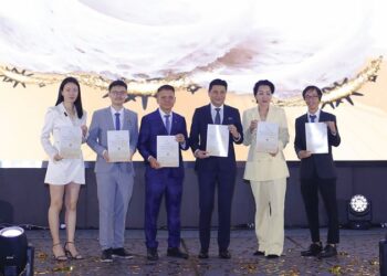 TAN Teh Jie (dua dari kiri) selepas Majlis Pelancaran Prospektus Enest Group Berhad di EQ Kuala Lumpur.