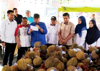 MOHD. Zolkafly Harun (tiga dari kiri) pada Program Jualan Mega Agro Madani di RTC Gopeng hari ini.