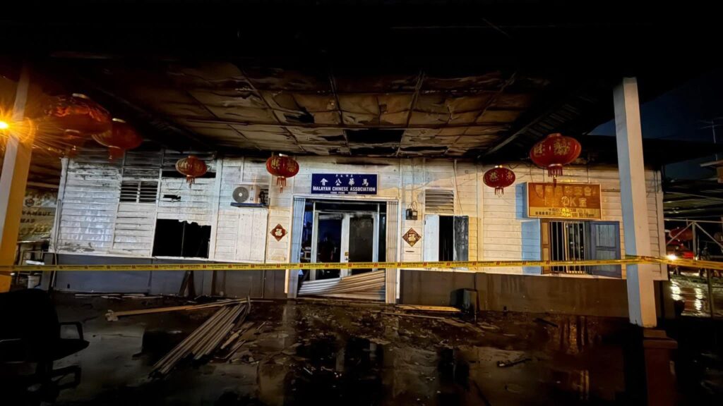 Bangunan MCA Yong Peng terbakar, 80 peratus musnah