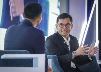 AKMAL Nasrullah Mohd. Nasir (kanan) ketika bercakap dalam sesi bual bicara yang dikendalikan oleh Ketua Pegawai Ekskutif Kumpulan CIMB, Novan Amirudin dalam Program Invest Malaysia yang berlangsung di Mandarin Oriental di sini, hari ini. - UTUSAN/MUHAMAD IQBAL ROSLI