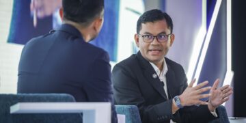 AKMAL Nasrullah Mohd. Nasir (kanan) ketika bercakap dalam sesi bual bicara yang dikendalikan oleh Ketua Pegawai Ekskutif Kumpulan CIMB, Novan Amirudin dalam Program Invest Malaysia yang berlangsung di Mandarin Oriental di sini, hari ini. - UTUSAN/MUHAMAD IQBAL ROSLI