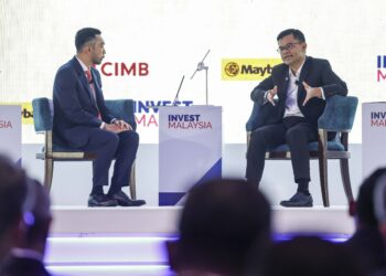 AKMAL Nasrullah Mohd. Nasir (kanan) ketika bercakap dalam sesi bual bicara yang dikendalikan oleh Ketua Pegawai Ekskutif Kumpulan CIMB, Novan Amirudin dalam Program Invest Malaysia yang berlansung di Mandarin Oriental di sini, hari ini. - UTUSAN/MUHAMAD IQBAL ROSLI