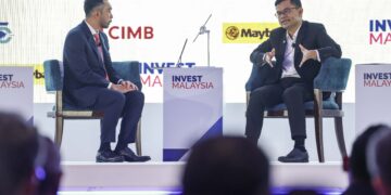 AKMAL Nasrullah Mohd. Nasir (kanan) ketika bercakap dalam sesi bual bicara yang dikendalikan oleh Ketua Pegawai Ekskutif Kumpulan CIMB, Novan Amirudin dalam Program Invest Malaysia yang berlansung di Mandarin Oriental di sini, hari ini. - UTUSAN/MUHAMAD IQBAL ROSLI