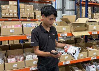 PEKERJA Ninja Van menggunakan peranti Zebra bagi melancarkan proses pengurusan inventori dan logistik di dalam gudang.
