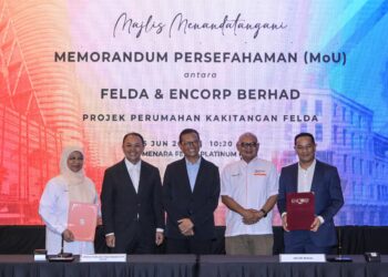 AHMAD Shabery Cheek (tengah) bersama Suzana Idayu Wati ( kiri) dan Ahmad Harzimi Mohd Taib (kanan) ketika sesi bergambar pada majlis menandatangani memorandum persefahaman (MoU) antara Felda dan Encorp Berhad di Menara Felda Kuala Lumpur di sini, hari ini. - UTUSAN/SYAKIR RADIN