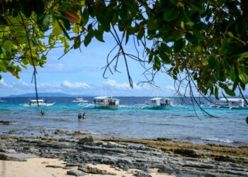 GEMPA bumi kuat ‘menaikkan’ dasar laut di Filipina. - AFP