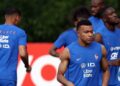 Kylian Mbappe (kanan) berlatih bersama rakan sepasukan menjelang pertemuan Perancis menentang Senegal di Boston, esok. - AFP