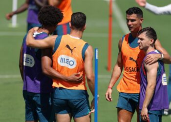 Francisco Conceicao (kanan) bersama Cristiano Ronal (dua dari kanan) menjalani latihan pasukan bagi menghadapi Uzbekistan, esok. - AFP