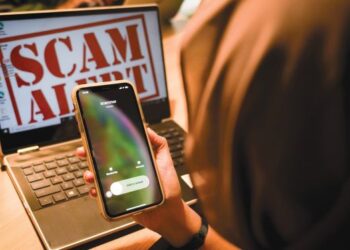 ORANG ramai  perlu berwaspada  dan bijak membuat penilaian dan pengesahan bagi mengelak terjebak dan masuk perangkap scammer yang memperdaya mangsa mereka. – GAMBAR HIASAN