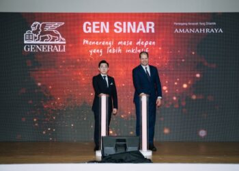 FABRICE Benard (kanan) bersama Pemangku Pengarah Urusan Kumpulan dan Ketua Pegawai Perniagaan dan Operasi Kumpulan Amanah Raya, Jack Yap pada pelancaran Gen Sinar.