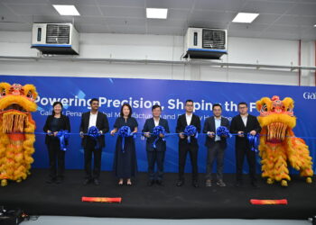 CHOW Kon Yeow (tengah) bersama barisan pengurusan Galatek Technologies dan Granite Asia serta tetamu kehormat semasa merasmikan Hab Pembuatan dan Penghantaran Global Galatek di sini, semalam.