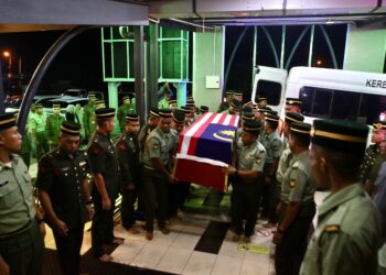 JENAZAH Norazmi Abu Bakar disemadikan di Tanah Perkuburan Islam Masjid Al Busyra, Merbok di Sungai Petani, pagi ini. - UTUSAN/ SHAHIR NOORDIN