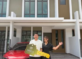 PEMBELI bergambar di hadapan kediaman baharu mereka di projek Areca Terrace Fasa 4B,
rumah teres dua tingkat berkeluasan 1,518 kaki persegi yang dilengkapi empat bilik tidur
dan tiga bilik air.