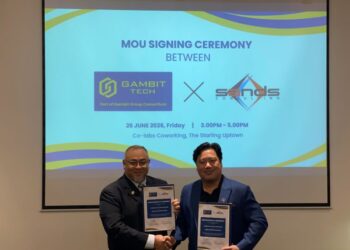 MOHAMMED Khairil Adzhar (kiri) bersama Clifford Hii semasa majlis menandatangani MoU kedua-dua pihak di sini hari ini.