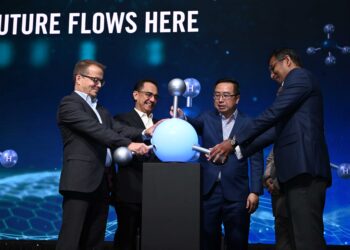 CHANG Lih Kang (tengah) semasa merasmikan majlis pelancaran “Merevolusikan Industri dengan Graphene” di sini, hari ini.