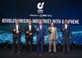 CHANG Lih Kang (tengah) bersama Wan Zulkiflee Wan Ariffin (dua dari kiri) dan Azli Mohamed (paling kanan) semasa majlis pelancaran rasmi “Merevolusikan Industri dengan Graphene” di sini, semalam.