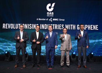 CHANG Lih Kang (tengah) bersama Wan Zulkiflee Wan Ariffin (dua dari kiri) dan Azli Mohamed (paling kanan) semasa majlis pelancaran rasmi “Merevolusikan Industri dengan Graphene” di sini, semalam.