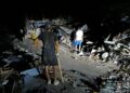 LAMPU sebuah trak pikap digunakan bagi mencari mangsa gempa bumi di Caraballeda. - AFP