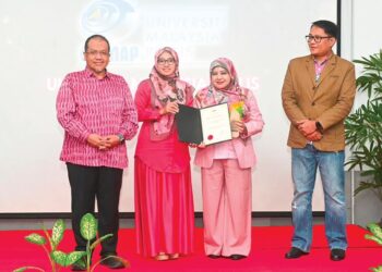 PENGARAH Pusat Kebolehpasaran Graduan & Keusahawanan, Dr. Nor Faizah Bawadi mewakili UniMAP menerima Anugerah Kebolehpasaran Graduan 2025 yang disampaikan oleh Setiausaha Bahagian, Bahagian Perancangan Strategik KPT, Fazidah Mustafa pada Majlis Anugerah Kebolehpasaran Graduan Tahun 2025 IPTA di Belum Rainforest Resort, Perak pada 5 Jun lalu.