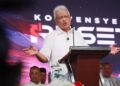 HAMZAH Zainuddin semasa mengumumkan Parti Wawasan Negara sebagai rumah baharu beliau dan Reset semasa berucap pada Konvensyen Reset Malaysia di Tapak Ekspo Taman Harmoni, Tanah Merah, Kelantan, semalam. - UTUSAN/KAMARUL BISMI KAMARUZAMAN