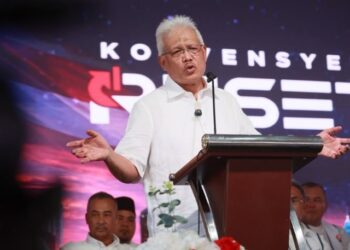 HAMZAH Zainuddin semasa mengumumkan Parti Wawasan Negara sebagai rumah baharu beliau dan Reset semasa berucap pada Konvensyen Reset Malaysia di Tapak Ekspo Taman Harmoni, Tanah Merah, Kelantan, semalam. - UTUSAN/KAMARUL BISMI KAMARUZAMAN