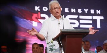 HAMZAH Zainuddin semasa mengumumkan Parti Wawasan Negara sebagai rumah baharu beliau dan Reset semasa berucap pada Konvensyen Reset Malaysia di Tapak Ekspo Taman Harmoni, Tanah Merah, Kelantan. - UTUSAN/KAMARUL BISMI KAMARUZAMAN