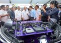 Anwar Ibrahim diiringi Ahmad Zahid Hamidi melawat 
ruang pameran Hari TVET Negara 2026 di Putrajaya, semalam. 
– MINGGUAN/AMIR KHALID