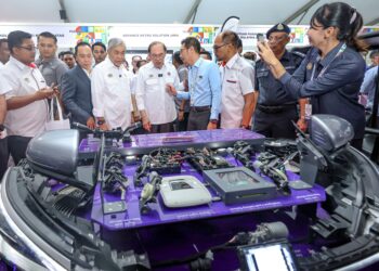 Anwar Ibrahim diiringi Ahmad Zahid Hamidi melawat 
ruang pameran Hari TVET Negara 2026 di Putrajaya, semalam. 
– MINGGUAN/AMIR KHALID