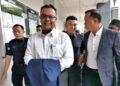 HAIM Hilman Abdullah dibawa ke Mahkamah Majistret Seremban hari ini bagi berdepan pertuduhan mengeluarkan kenyataan dengan niat menyebabkan kebimbangan awam berhubung isu kemasukan pelajar ke universiti awam baru-baru ini.-UTUSAN/MOHD. SHAHJEHAN MAAMIN.