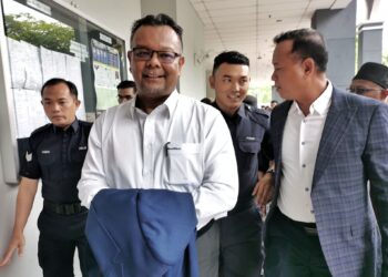 HAIM Hilman Abdullah dibawa ke Mahkamah Majistret Seremban hari ini bagi berdepan pertuduhan mengeluarkan kenyataan dengan niat menyebabkan kebimbangan awam berhubung isu kemasukan pelajar ke universiti awam baru-baru ini.-UTUSAN/MOHD. SHAHJEHAN MAAMIN.