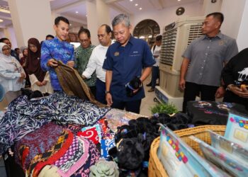 DATUK Seri  Fadlun Mak Ujud melihat reruai pameran sempena Heritage Colours Festival di sini.