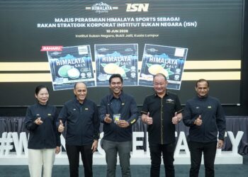 MORDI Bimol (tengah) bersama Kenny Low (dua dari kanan) pada Majlis Perasmian Himalaya Sports sebagai rakan strategik korporat Institut Sukan Negara (ISN) di Dewan Perdana Institut Sukan Negara (ISN) di sini, hari ini. - UTUSAN/ISKANDAR ISHAK
