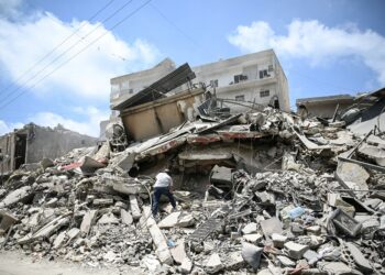 BEBERAPA buah bangunan musnah akibat serangan Israel di Tyre. - AFP