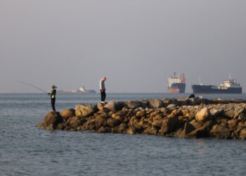 TENTERA AS menafikan Selat Hormuz ditutup oleh Iran. - AFP