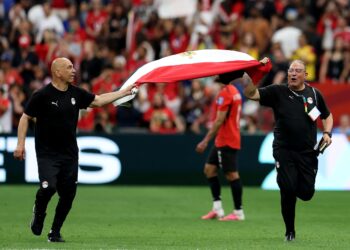 PENGENDALI Mesir, Hossam Hassan (kiri) meraikan kejayaan pasukannya menewaskan New Zealand 3-1 dalam aksi Kumpulan G Piala Dunia 2026, semalam. - AFP