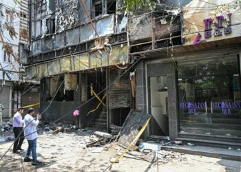 SEBUAH hotel terbakar di New Delhi semalam. - AFP