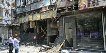 SEBUAH hotel terbakar di New Delhi semalam. - AFP