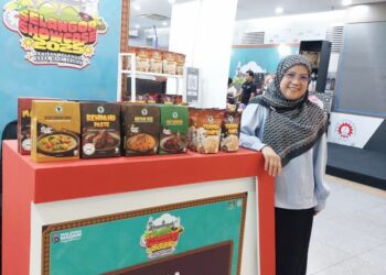 NORHAIDAH Samlee bersama produk-produk keluaran Adia Global.