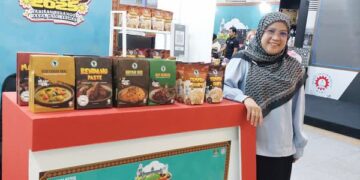 NORHAIDAH Samlee bersama produk-produk keluaran Adia Global.