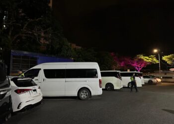 VAN persendirian yang membawa pelancong ditahan untuk tindakan lanjut sempena Ops HRAA 2026 di Akademi JPJ Wilayah Timur Kota Bharu, Kelantan.- UTUSAN/ROSLIZA MOHAMED
